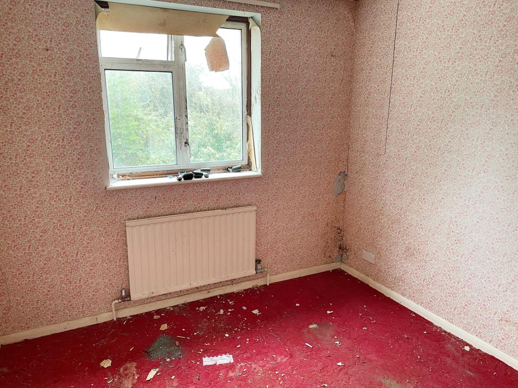 Lot: 127 - HOUSE IN NEED OF REFURBISHMENT AND REPAIR - second bedroom with view over rear garden